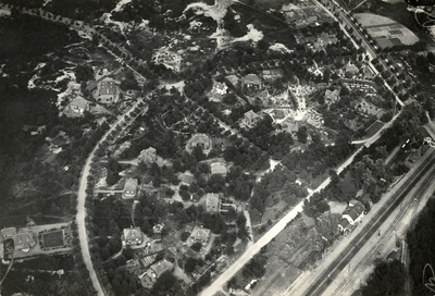 502638 Luchtfoto van Soestduinen (gemeente Soest), met de Van Lyndenlaan, de Middenlaan en de De Beaufortlaan. Rechts ...